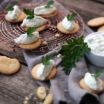 herzhafte tilsiter-creme auf cracker