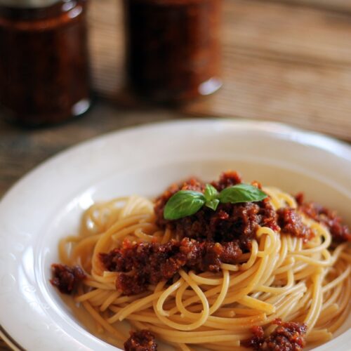 tomatenpesto im glas aus getrockneten tomaten