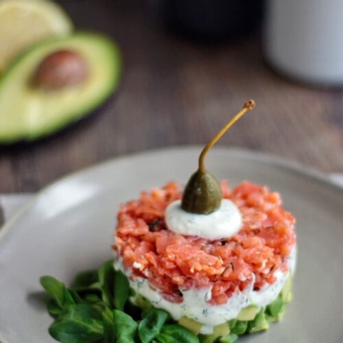 lachstatar mit avocado und meerrettich schmand creme