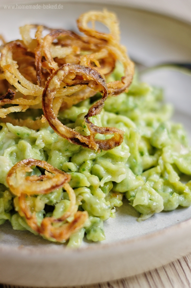 Bärlauch-Käsespätzle mit selbstgemachten Röstzwiebeln | Bärlauchspätzle