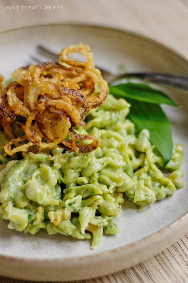 Bärlauch-Käsespätzle mit selbstgemachten Röstzwiebeln | Bärlauchspätzle