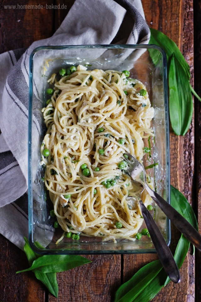 baked feta pasta mit bärlauch und erbsen