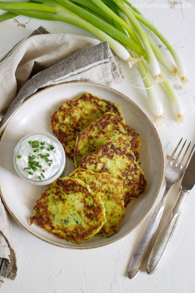 zucchinipuffer mit frühlingszwiebeln und parmesan, mit kräuter-knoblauch-dip
