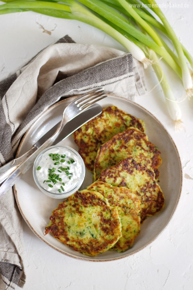 zucchinipuffer mit frühlingszwiebeln und parmesan, mit kräuter-knoblauch-dip