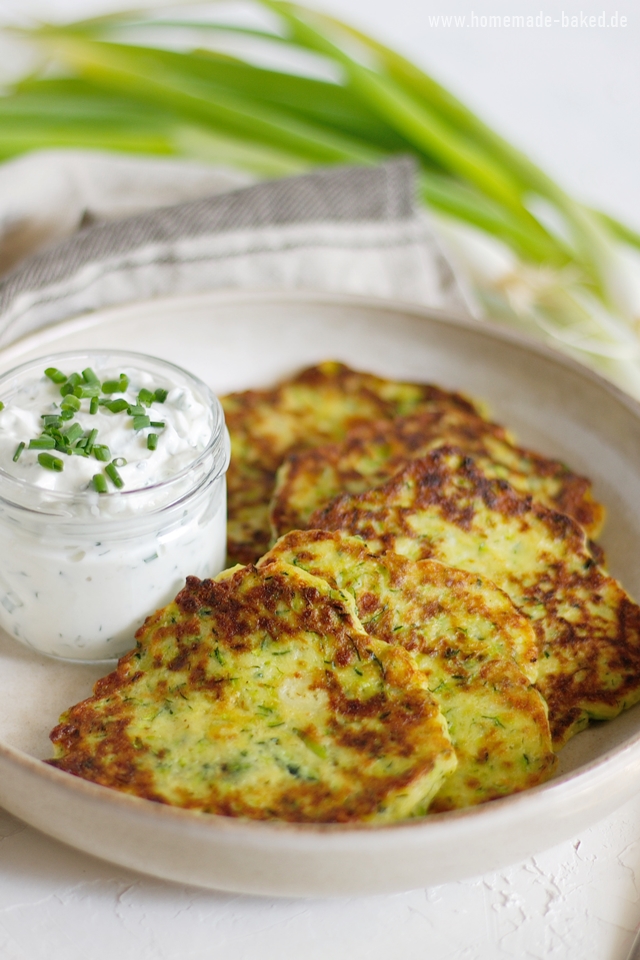 zucchinipuffer mit frühlingszwiebeln und parmesan, mit kräuter-knoblauch-dip