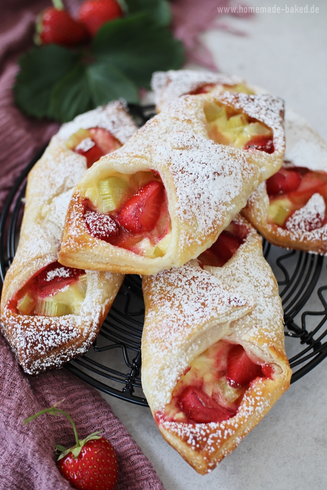 schnelle erdbeer rhabarber puddingteilchen mit blätterteig