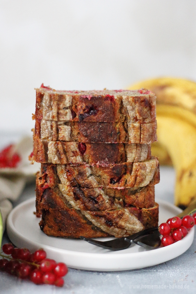 zucchini bananenbrot mit johannisbeeren