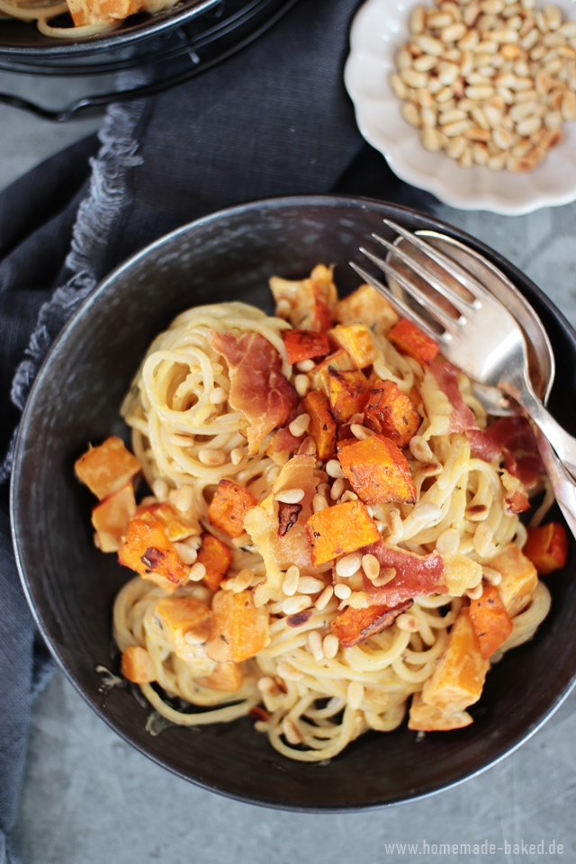 Cremige Kürbispasta | Spaghetti mit Kürbisauce, gebackenen Kürbiswürfeln, Bacon und Pinienkernen
