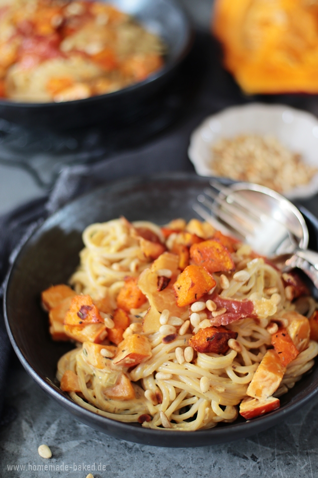 Cremige Kürbispasta | Spaghetti mit Kürbisauce, gebackenen Kürbiswürfeln, Bacon und Pinienkernen