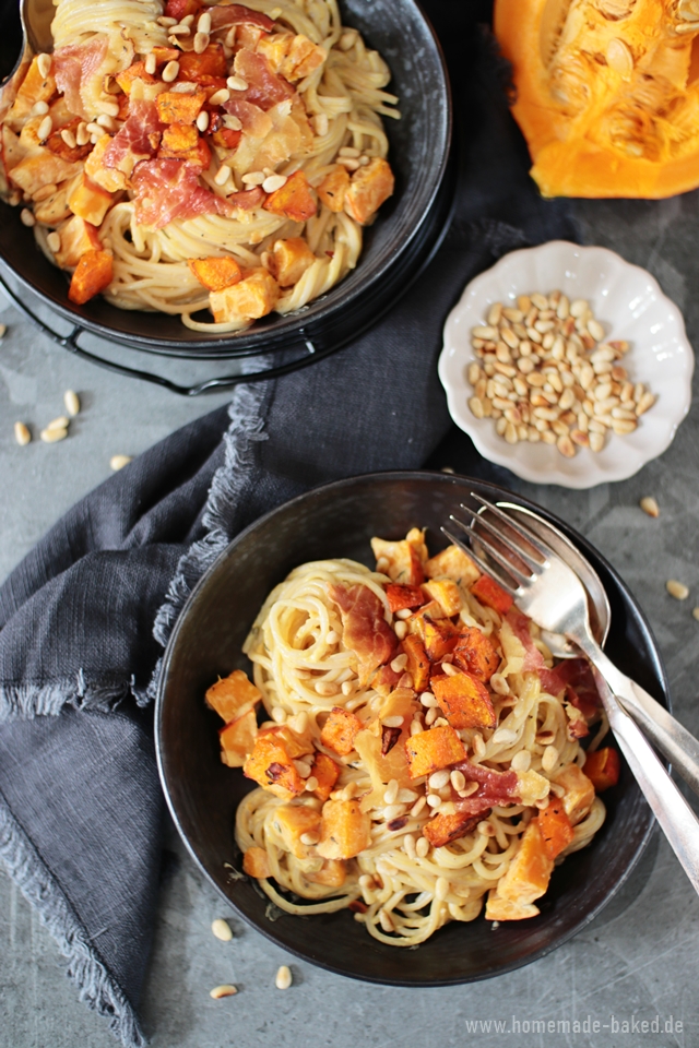 Cremige Kürbispasta | Spaghetti mit Kürbisauce, gebackenen Kürbiswürfeln, Bacon und Pinienkernen
