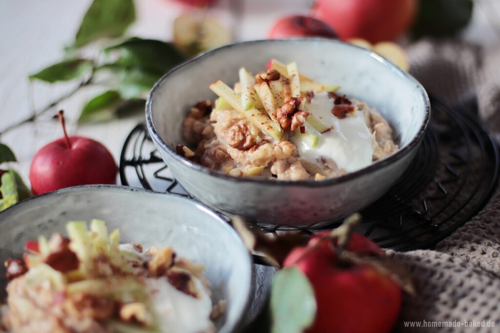 Apfel-Zimt-Porridge mit Walnüssen
