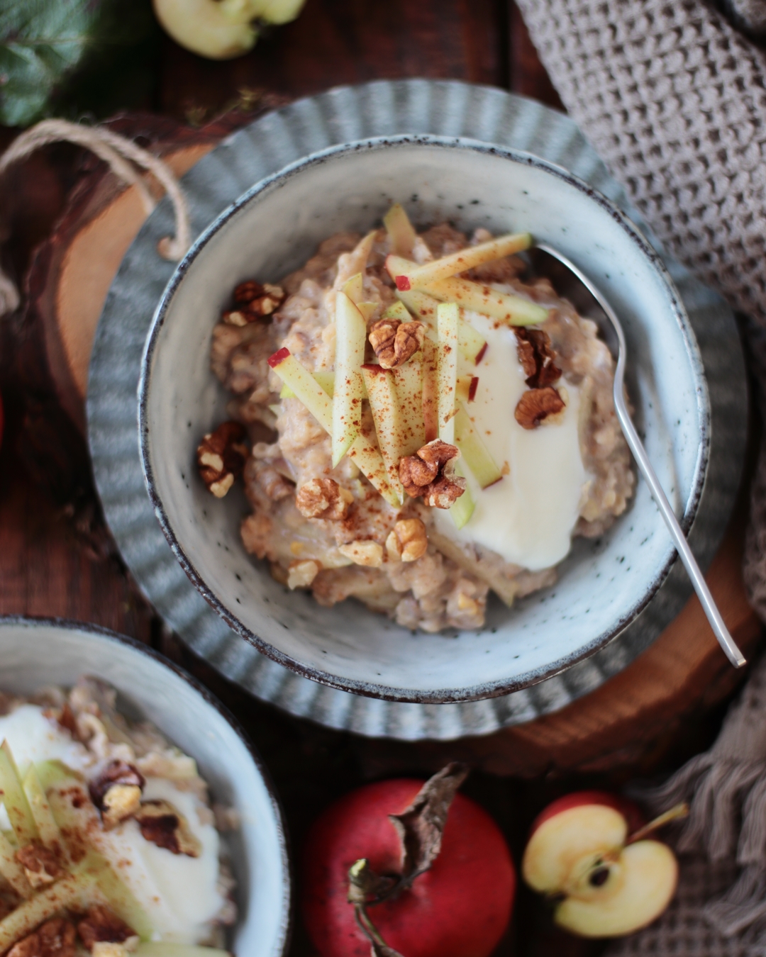 Gesundes Frühstück in nur 10 Minuten: Apfel-Zimt-Porridge mit Walnüssen