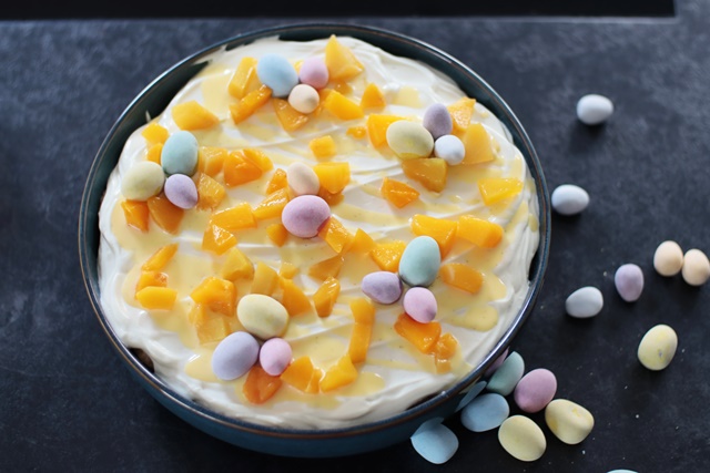 Oster-Tiramisu mit Eierlikör und Pfirsichen: einfaches Osterdessert