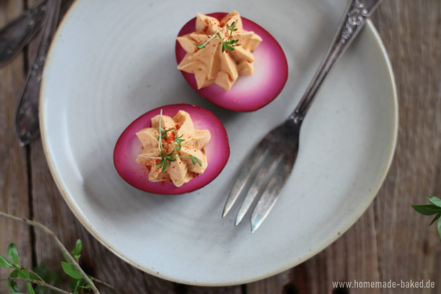 Pinke gefüllte Eier ein Blickfang zum Osterbrunch