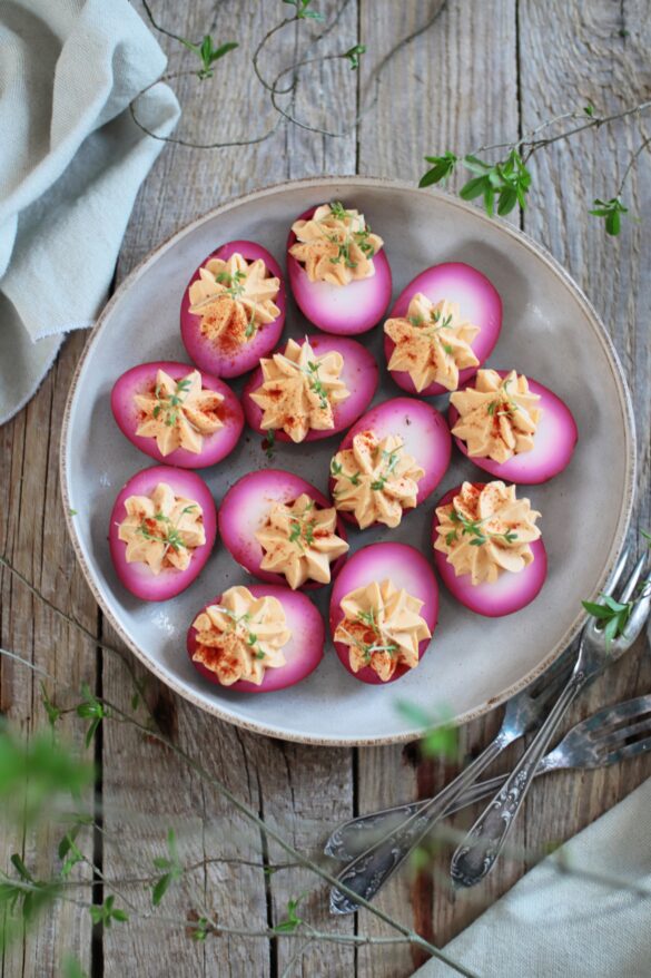 Pinke gefüllte Eier: ein Blickfang zum Osterbrunch