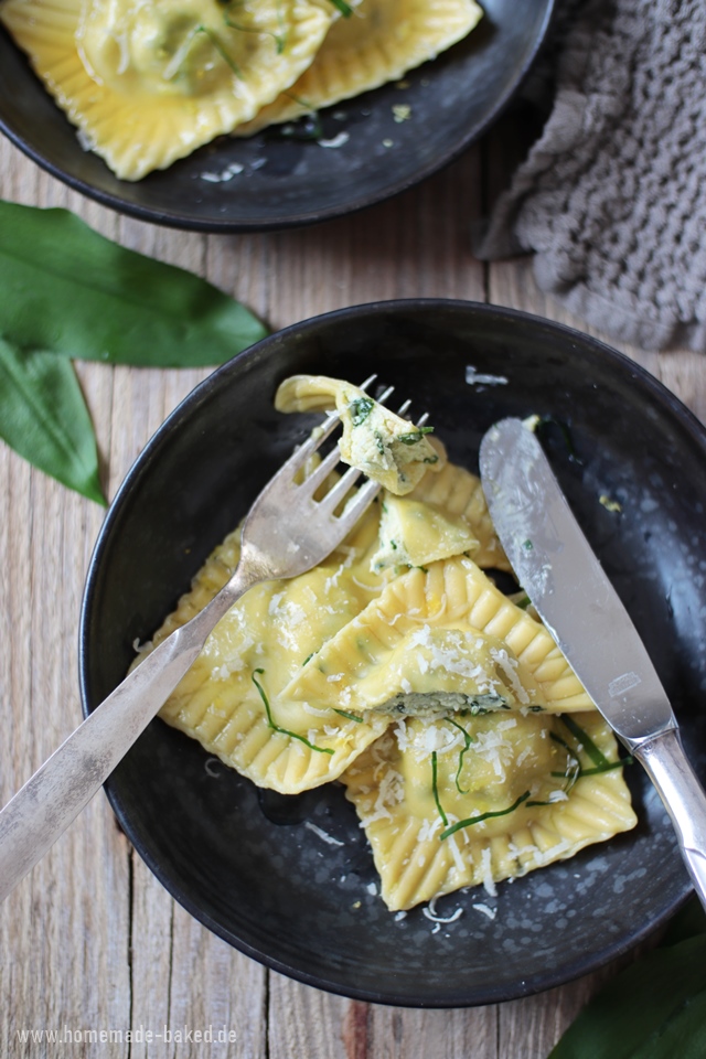 bärlauch ravioli mit zitronenbutter und frisch geriebenem parmesan