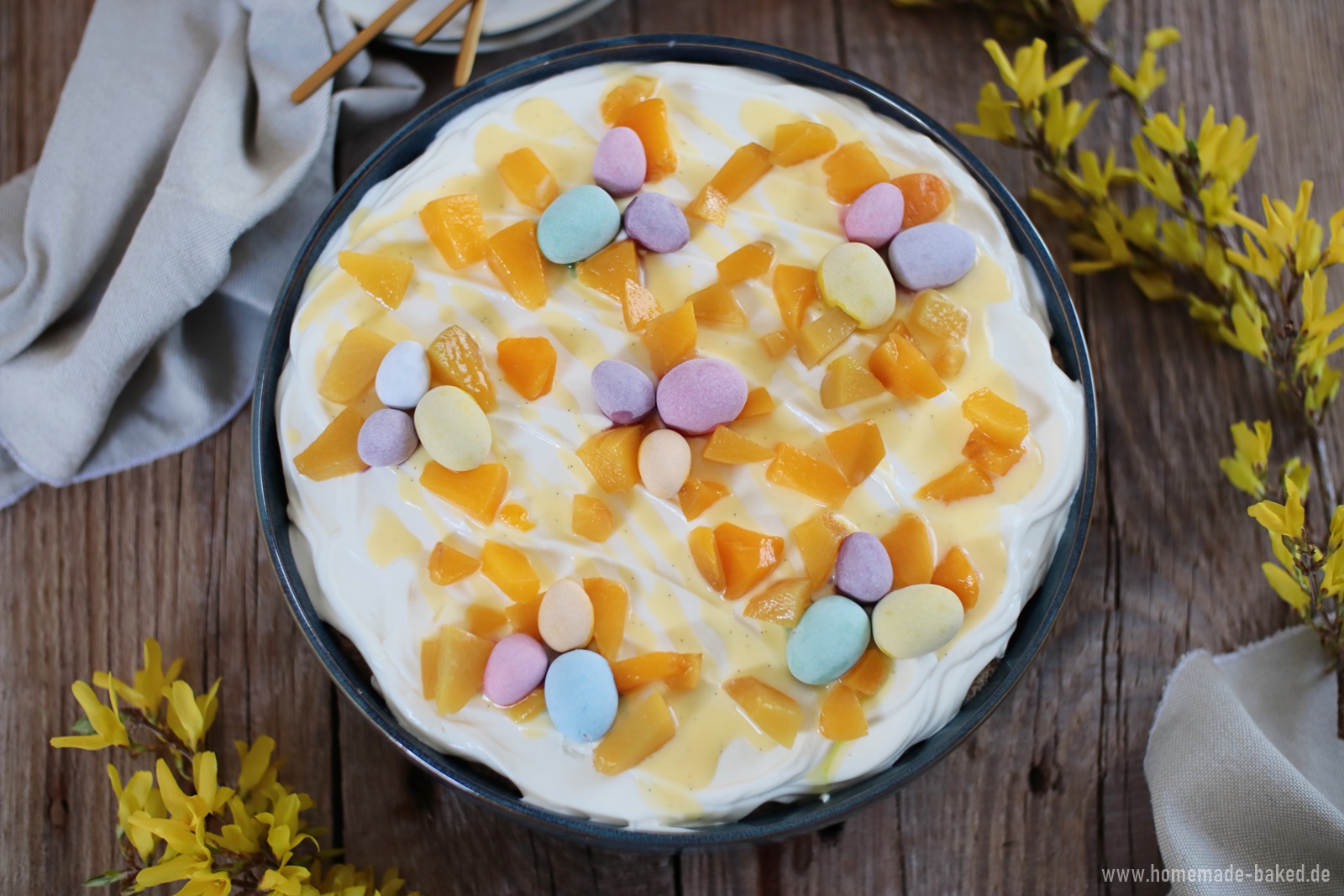 Oster-Tiramisu mit Eierlikör und Pfirsichen: einfaches Osterdessert Oster-Tiramisu mit Eierlikör und Pfirsichen: einfaches Osterdessert