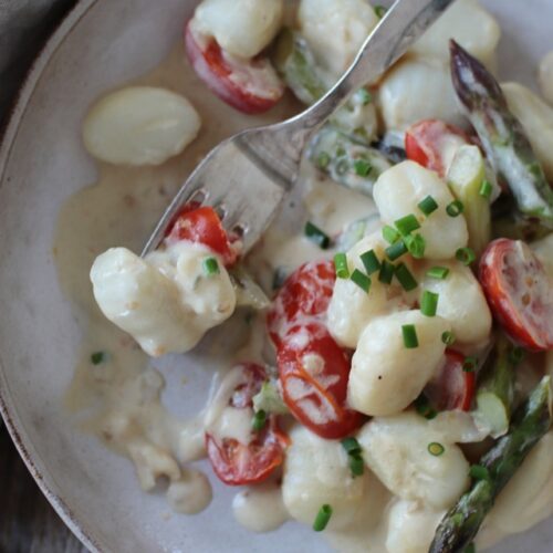 cremige grüner spargel-gnocchi-pfanne