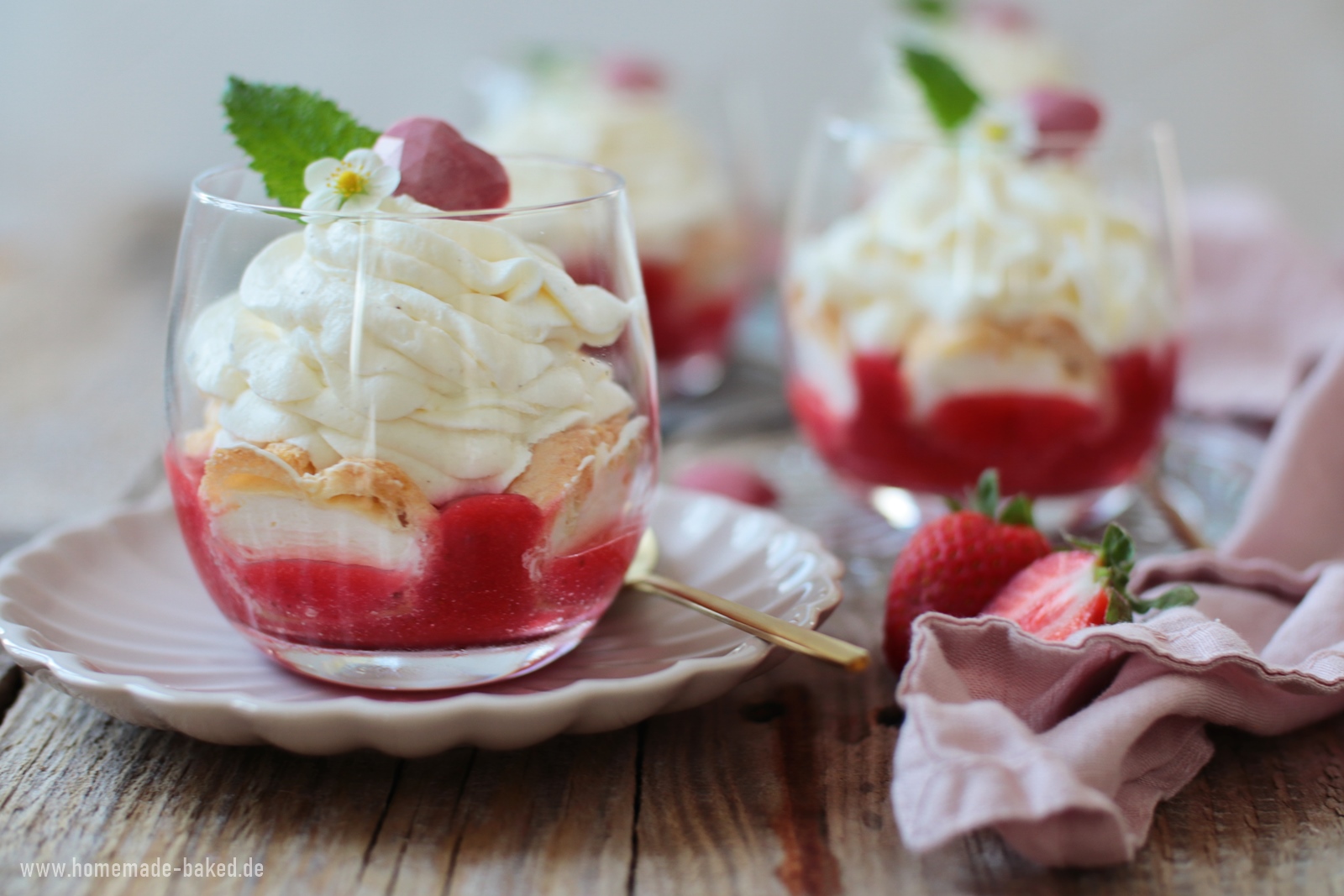 Windbeutel-Dessert mit Erdbeeren im Glas: fertig in 15 Minuten