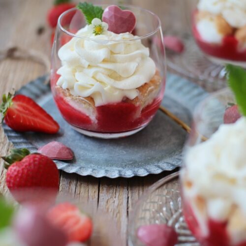 windbeutel-dessert mit erdbeeren im glas