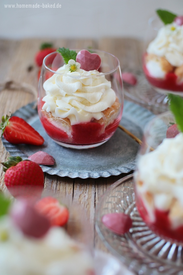 windbeutel-dessert mit erdbeeren im glas