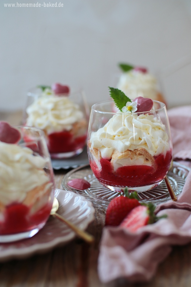 windbeutel-dessert mit erdbeeren im glas