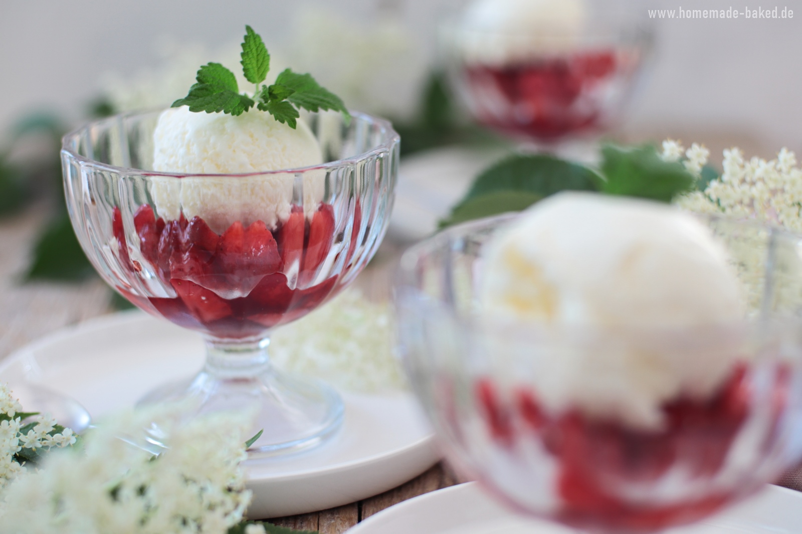 Holunderblüten-Joghurt-Eis auf Vanille-Erdbeeren: 3-Zutaten-Eis ohne ...