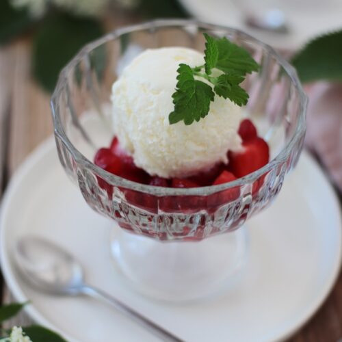 holunderblüten joghurt eis auf vanille-erdbeeren