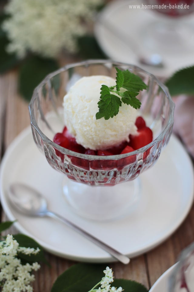 holunderblüten joghurt eis auf vanille-erdbeeren