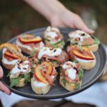 crostini mit parmaschinken, nektarine und burrata