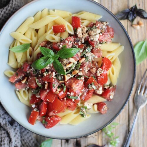 lauwarme tomatenpasta mit feta - tomaten-nudelsalat