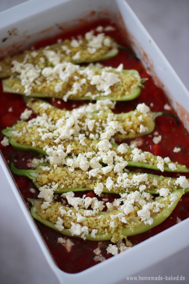 vegane gefüllte paprika mit bulgur auf tomatensauce