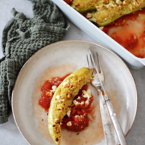 vegane gefüllte paprika mit bulgur auf tomatensauce