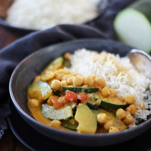 Veganes Zucchini-Kichererbsen-Curry: Gesund, schnell und voller Aromen ...