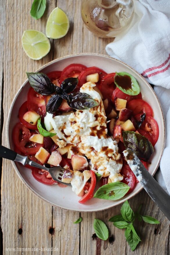 Tomaten Pfirsich Salat mit Burrata: ein erfrischender Sommersalat