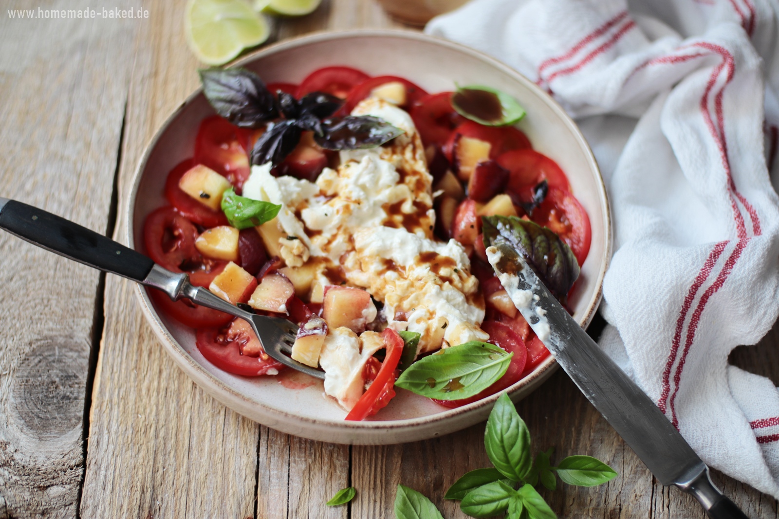 Tomaten Pfirsich Salat mit Burrata: ein erfrischender Sommersalat Tomaten Pfirsich Salat mit Burrata: ein erfrischender Sommersalat