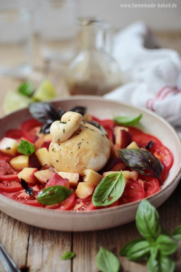 Tomaten Pfirsich Salat mit Burrata: ein erfrischender Sommersalat