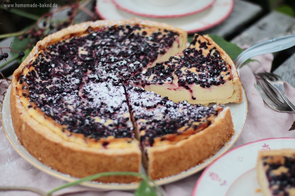 holunderbeeren Käsekuchen auf einem Teller