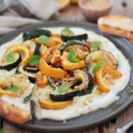 marinierte zucchini auf ricotta mit haselnüssen und minze und weißbrot