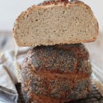 weltmeisterbrot mit sauerteig mit mohn, sesam und sonnenblumenkerne