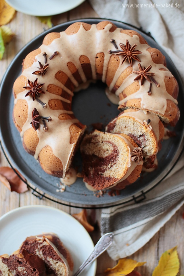 gewuerzkuchen-marmor-gugelhupf mit walnuessen und zimtguss