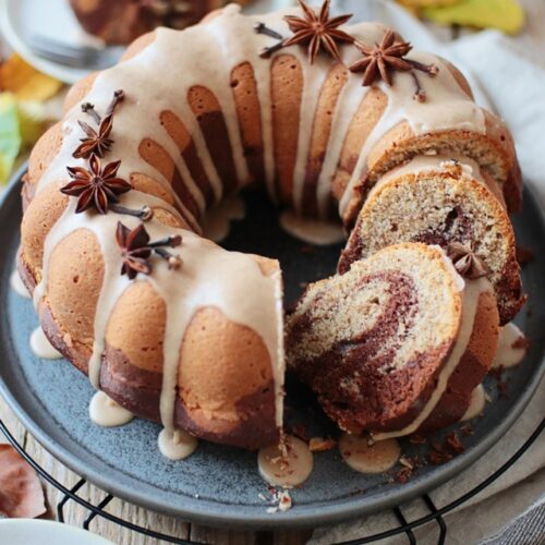 gewuerzkuchen-marmor-gugelhupf mit walnuessen und zimtguss