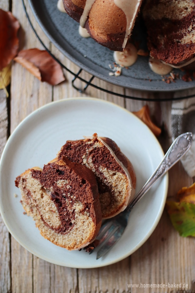 gewuerzkuchen-marmor-gugelhupf mit walnuessen und zimtguss