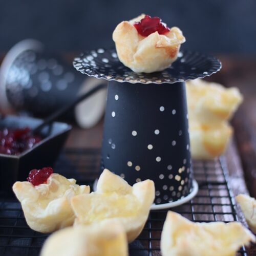 blätterteig camembert häppchen mit preiselbeeren