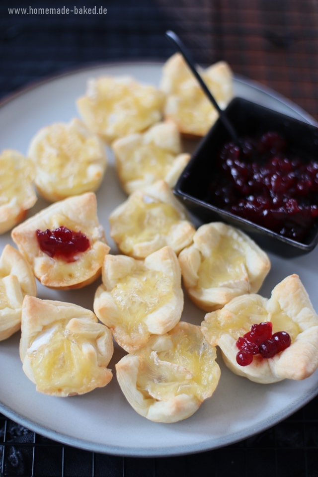 blätterteig camembert häppchen mit preiselbeeren 