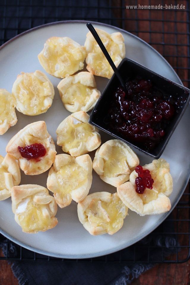 blätterteig camembert häppchen mit preiselbeeren 