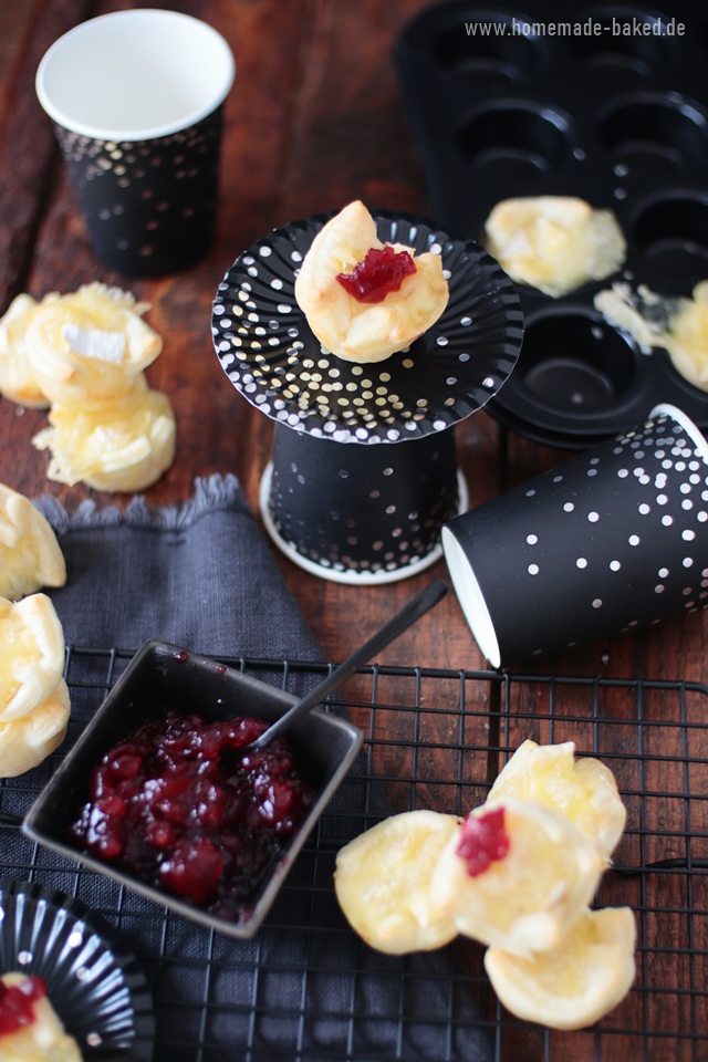 blätterteig camembert häppchen mit preiselbeeren 