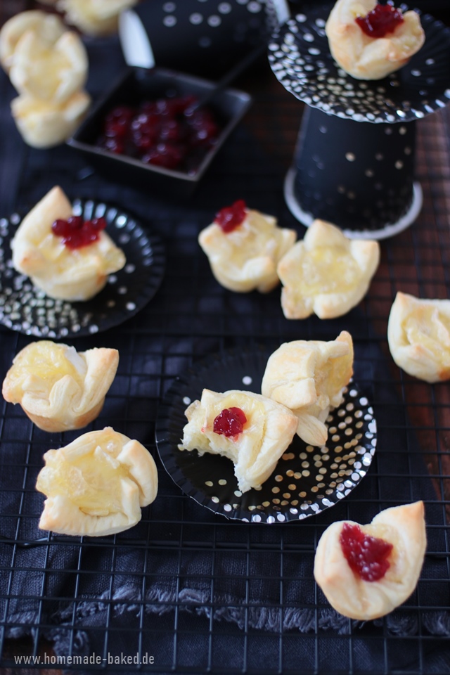 blätterteig camembert häppchen mit preiselbeeren 