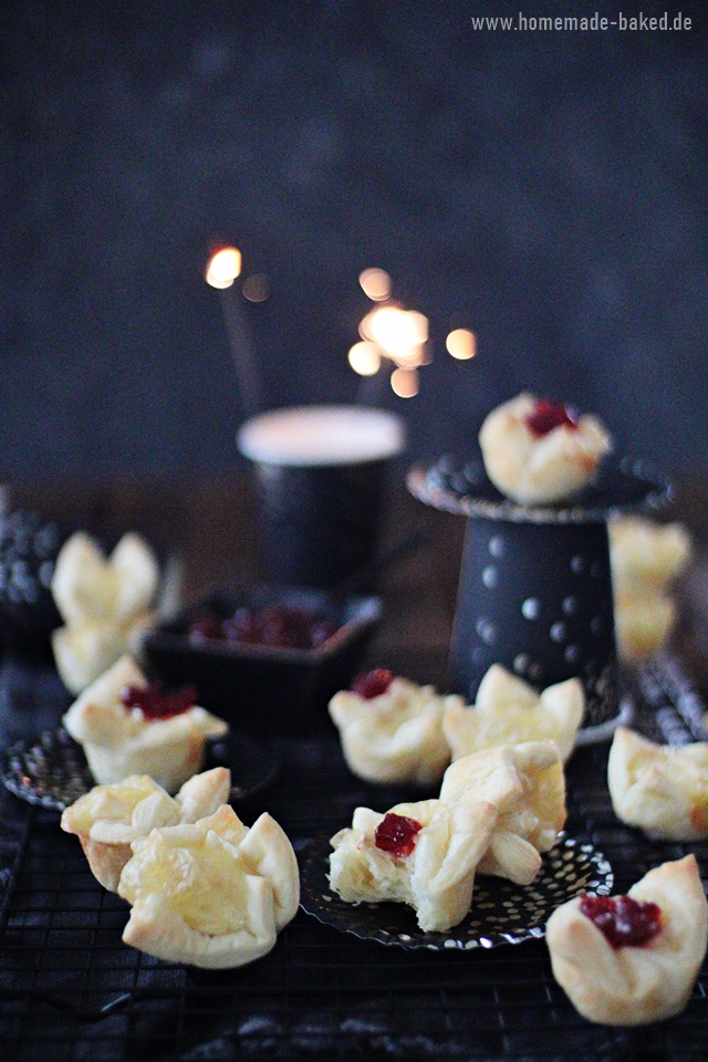 blätterteig camembert häppchen mit preiselbeeren