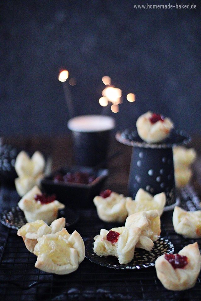 blätterteig camembert häppchen mit preiselbeeren 